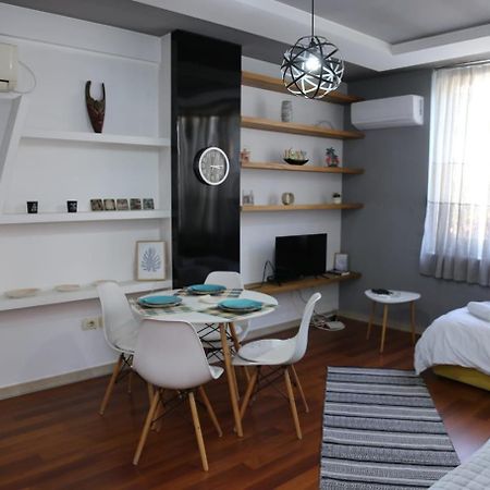 Ergi'S Host Apartment Tirana Esterno foto