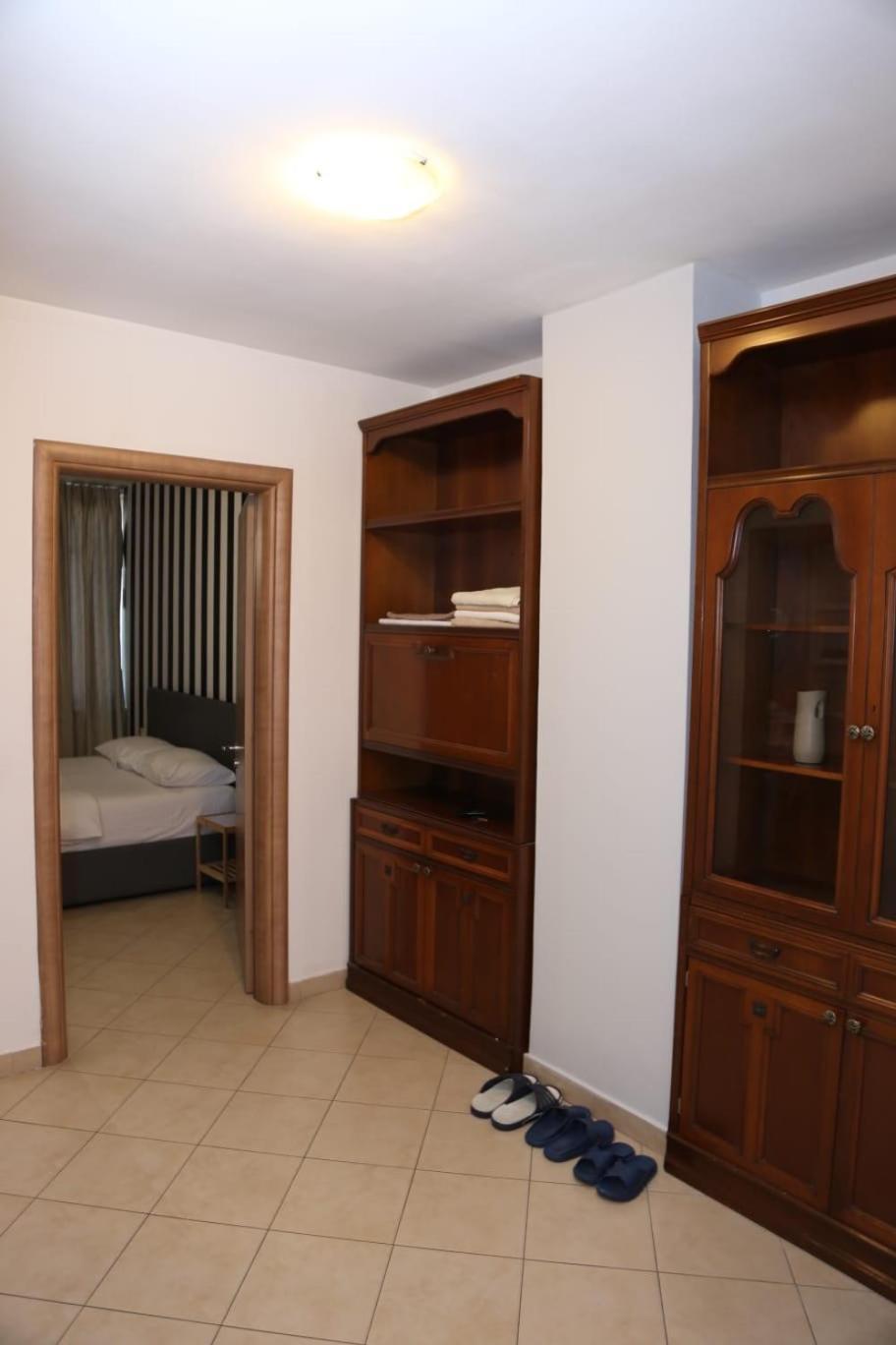 Ergi'S Host Apartment Tirana Esterno foto