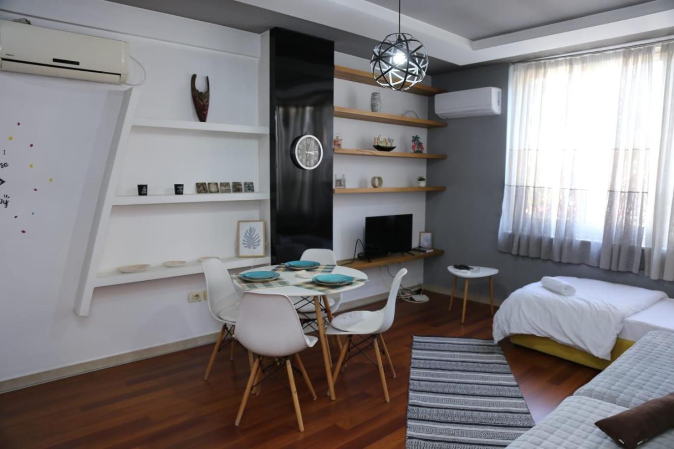Ergi'S Host Apartment Tirana Esterno foto