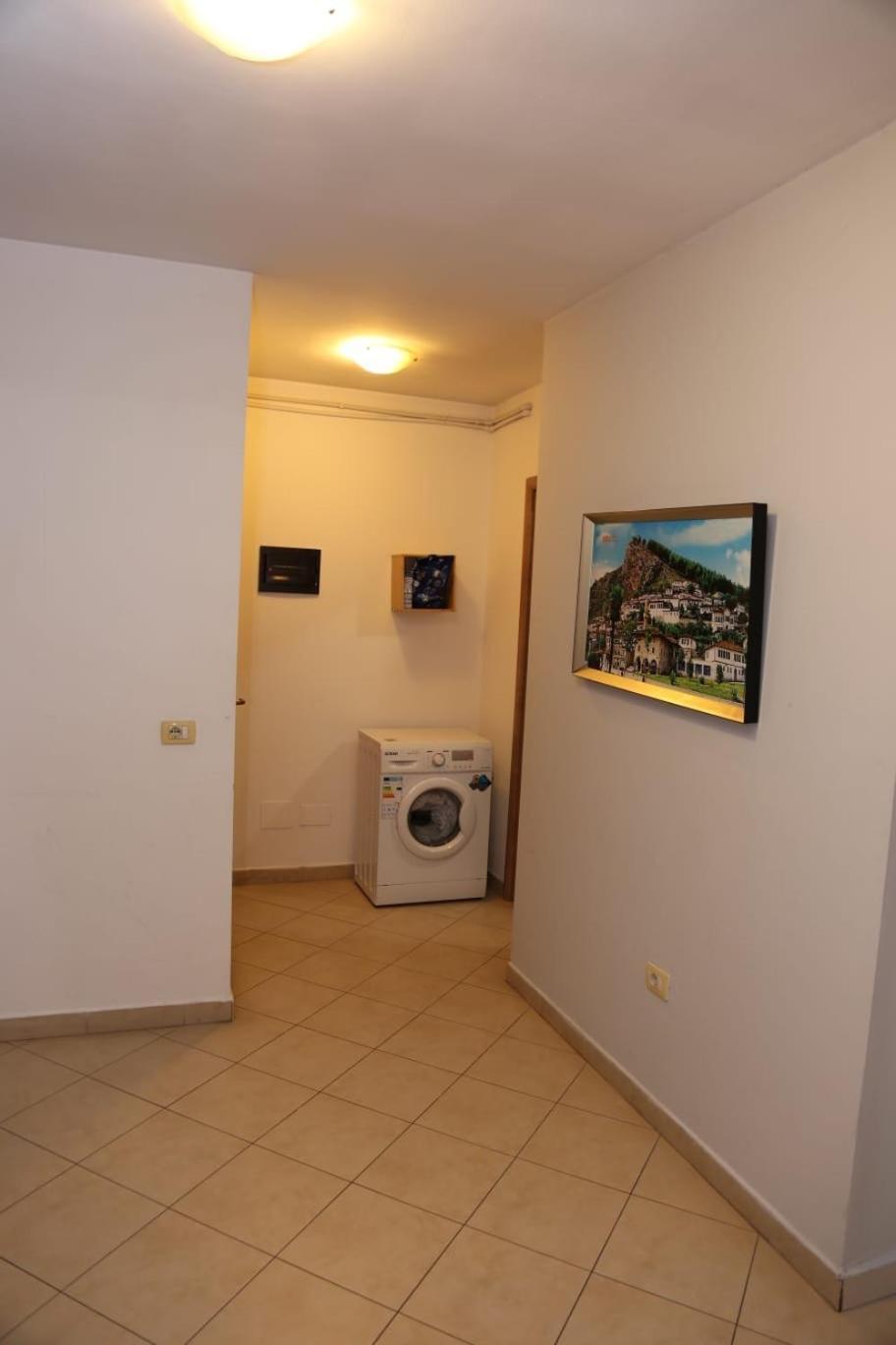 Ergi'S Host Apartment Tirana Esterno foto